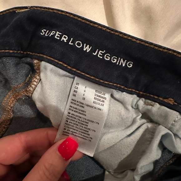 AE Super Stretch dark denim jeggings. Size 6. Ripped. Never goes out of style. - Picture 2 of 4